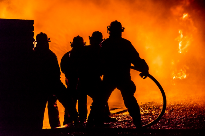 Canada fight wildfires at night